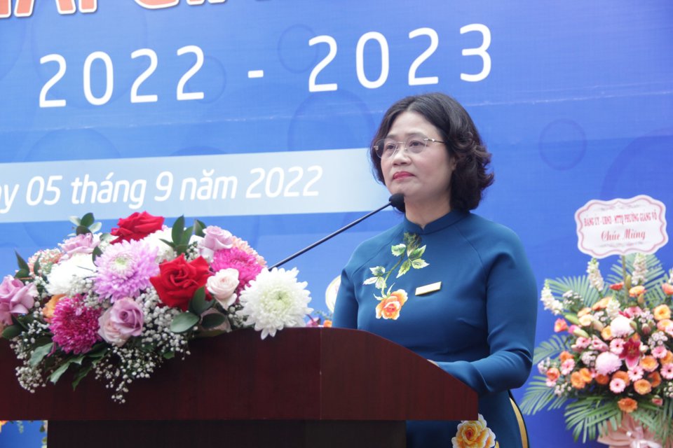 Nhà giáo Tô Thị Hải Yến, Hiệu trưởng THCS Giảng Võ phát biểu tại lễ khai giảng và nêu thông điệp của năm học mới