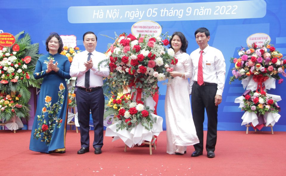 Phó Chủ tịch UBND TP Hà Nội Chử Xuân Dũng tặng hoa chúc mừng Ban giám hiệu và thầy trò nhà trường