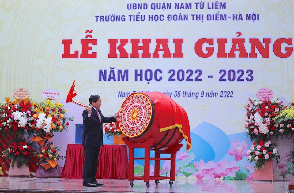 Thủ tướng Ch&iacute;nh phủ Phạm Minh Ch&iacute;nh&nbsp;đ&aacute;nh trống khai giảng năm học 2022 &ndash; 2023