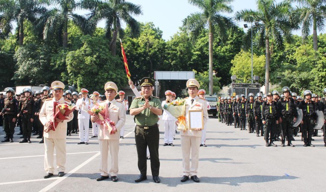 Trung tướng Nguyễn Hải Trung trao quyết định của Bộ trưởng Bộ C&ocirc;ng an th&agrave;nh lập Trung đo&agrave;n CSCĐ dự bị chiến đấu thuộc C&ocirc;ng an TP H&agrave; Nội.