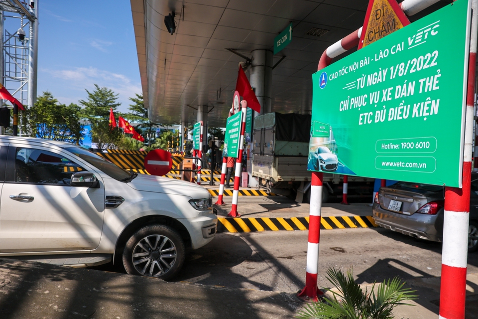 Trạm thu phí không dừng cao tốc Nội Bài - Lào Cai. Ảnh: Nhật Tân
