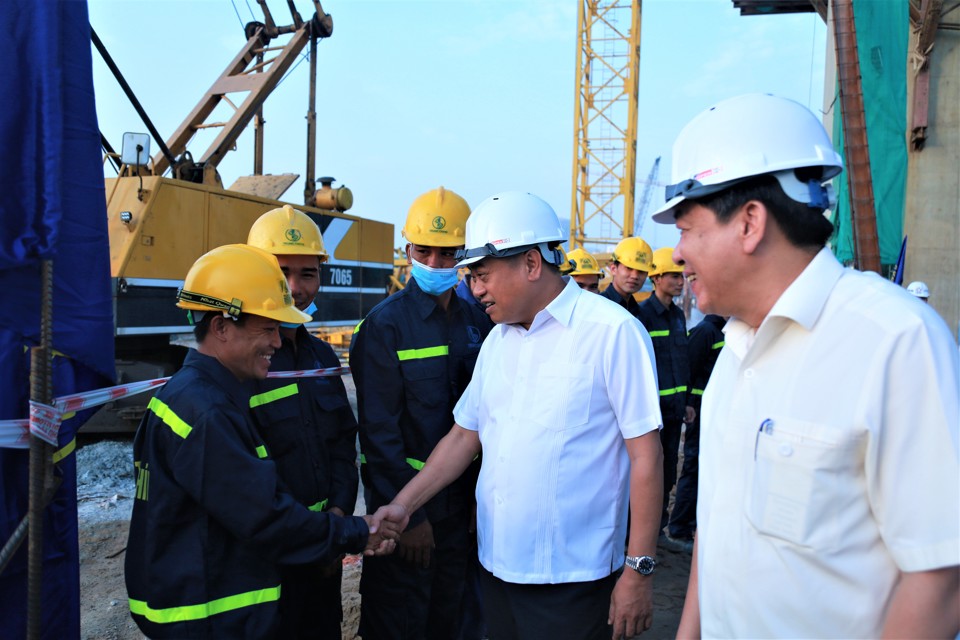 Chủ tịch UBND TP Hà Nội Trần Sỹ Thanh thăm hỏi, động viên công nhân trên công trường cầu Vĩnh Tuy giai đoạn 2. Ảnh: Phạm Công