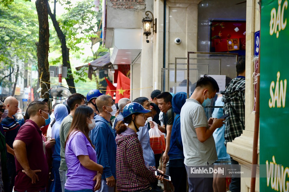 Người dân chờ cả tiếng đồng hồ mua bánh Trung thu trên phố Thuỵ Khuê - Ảnh 4