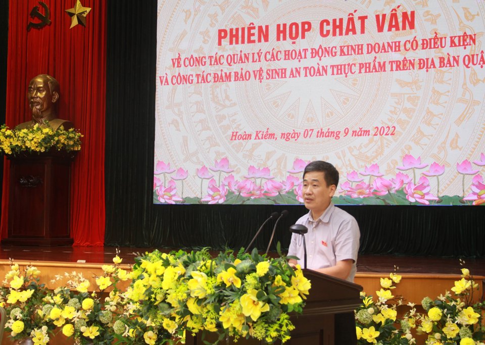 Ph&oacute; Chủ tịch UBND quận Ho&agrave;n Kiếm Nguyễn Quốc Ho&agrave;n trả lời chất vấn