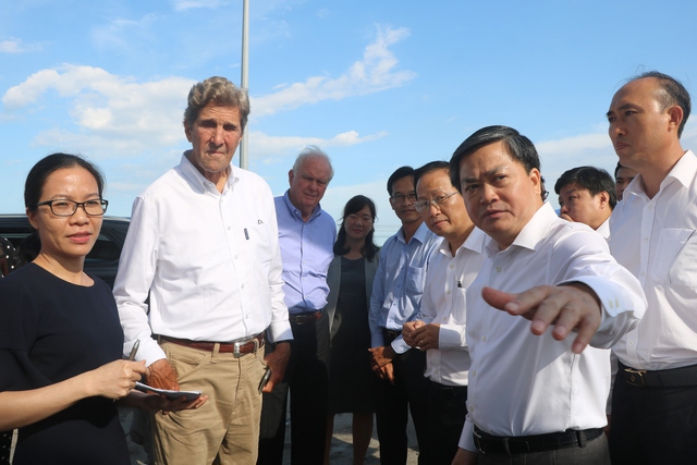 &nbsp;Đặc ph&aacute;i vi&ecirc;n của Tổng thống Hoa Kỳ về kh&iacute; hậu John Kerry thăm tỉnh Bến Tre. Ảnh: VPG