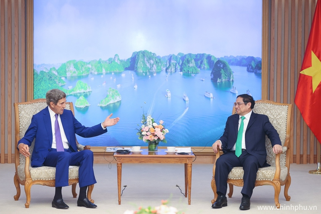 Thủ tướng Phạm Minh Ch&iacute;nh v&agrave; Đặc ph&aacute;i vi&ecirc;n của Tổng thống Hoa Kỳ về kh&iacute; hậu John Kerry - Ảnh: VGP