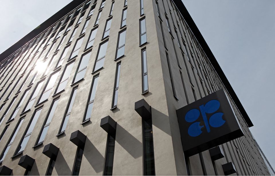 OPEC+ h&ocirc;m 5/9 đ&atilde; th&ocirc;ng b&aacute;o cắt giảm sản lượng khoảng 100.000 th&ugrave;ng/ng&agrave;y để hỗ trợ gi&aacute; dầu. Ảnh: Reuters