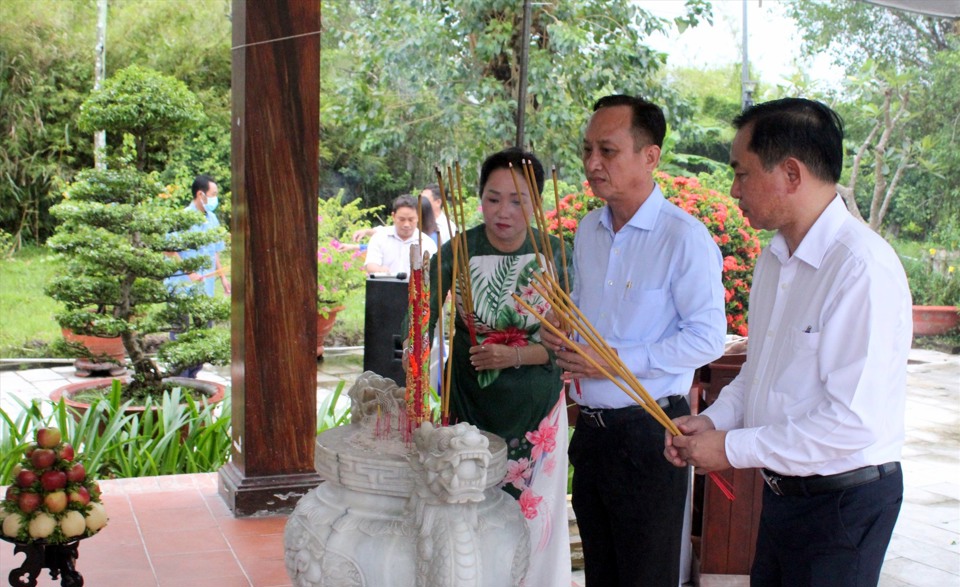 &Ocirc;ng Phạm Văn Thiều (đứng giữa) thắp hương cố nhạc sĩ Cao Văn Lầu