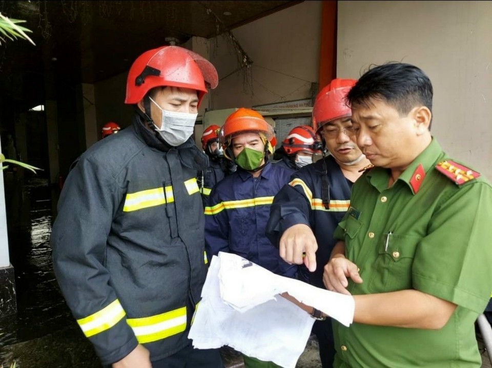 Đại t&aacute; Nguyễn Thanh Điệp (b&igrave;a phải) - Ph&oacute; Gi&aacute;m đốc C&ocirc;ng an tỉnh B&igrave;nh Dương phụ tr&aacute;ch PCCC&amp;CNCH chỉ huy c&ocirc;ng t&aacute;c t&igrave;m kiếm cứu hộ tại hiện trường.