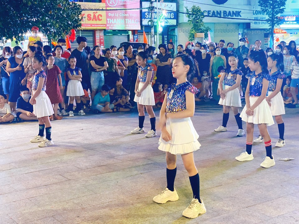 Chương tr&igrave;nh &acirc;m nhạc đường phố được tổ chức tại TP Quảng Ng&atilde;i dịp 2/9/2022.