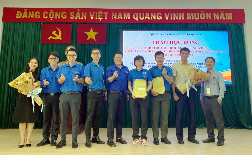 C&ocirc;ng đo&agrave;n Cơ quan điều h&agrave;nh v&agrave; Chi đo&agrave;n Chi nh&aacute;nh Kinh doanh LNG đại diện Tổng C&ocirc;ng ty Kh&iacute; Việt Nam tham gia chương tr&igrave;nh &yacute; nghĩa tại&nbsp;TP Hồ Ch&iacute; Minh