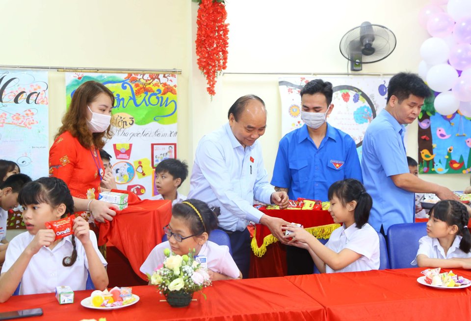 Chủ tịch nước Nguyễn Xu&acirc;n Ph&uacute;c tặng qu&agrave; cho trẻ em.