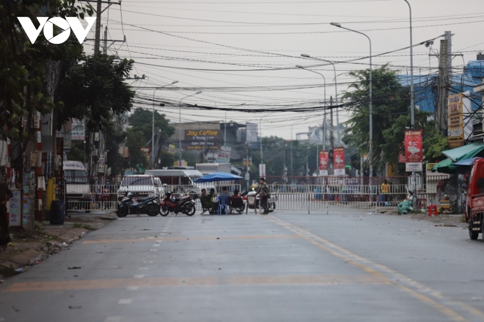 Thiết lập c&aacute;c chốt bảo vệ hiện trường ở 2 đầu đường Trần Quang Diệu.