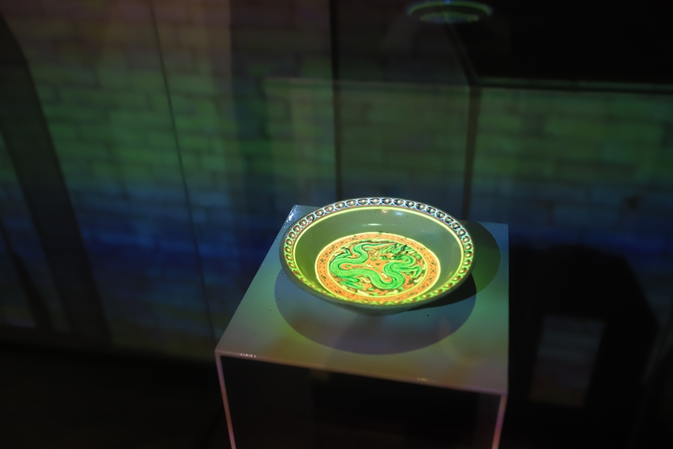 Hiện vật đĩa gốm - đồ dung nh&agrave; vua tời L&ecirc; sơ được trưng b&agrave;y ứng dụng c&ocirc;ng nghệ 3D mapping