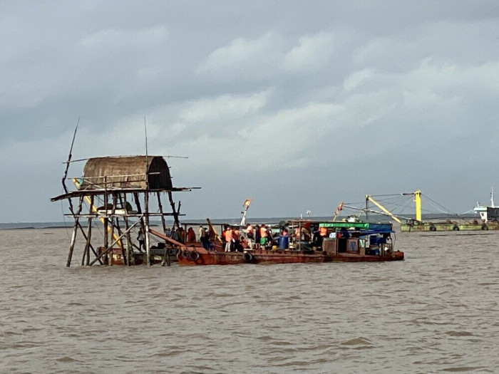 Lực lượng chức năng quận Hải An tiến h&agrave;nh th&aacute;o dỡ ch&ograve;i canh ngao tr&aacute;i ph&eacute;p. Ảnh: Kh&ocirc;i Nguy&ecirc;n