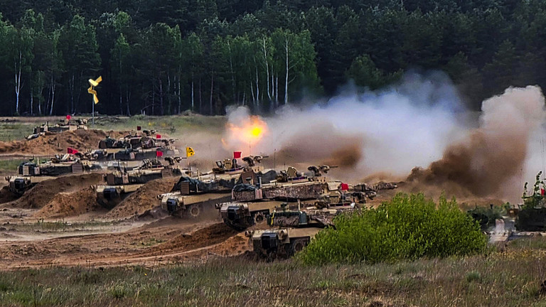 Xe tăng M1A2 Abrams do Mỹ sản xuất trong cuộc tập trận qu&acirc;n sự đa quốc gia Defender Europe 22 ở Ba Lan ng&agrave;y 26/5/2022. Ảnh:&nbsp; Qu&acirc;n đội Mỹ