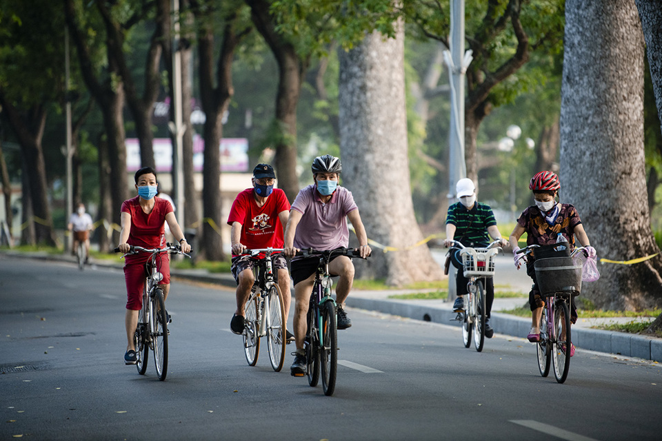 Người dân đi xe đạp bên hồ Hoàn Kiếm. Ảnh: Như Hoàn