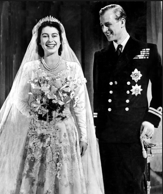 Năm 1947: C&ocirc;ng ch&uacute;a Elizabeth kết h&ocirc;n với Philip Mountbatten tại Tu viện Westminster v&agrave; &ocirc;ng trở th&agrave;nh C&ocirc;ng tước Edinburgh.&nbsp;