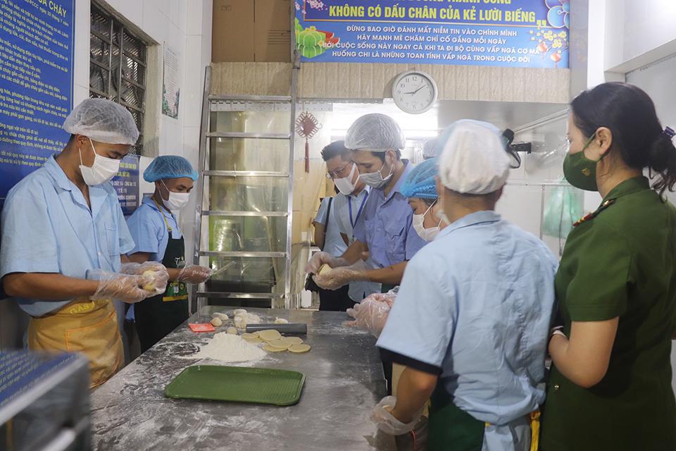 Đoàn kiểm tra của quận Bắc Từ Liêm kiểm tra cơ sở sản xuất bánh Trung thu Bình Chung (phường Xuân Tảo). Ảnh: Trần Thảo