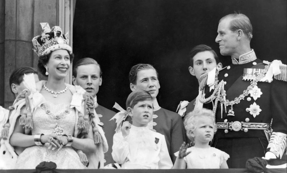 Năm 1953: gia đ&igrave;nh ho&agrave;ng gia tr&ecirc;n ban c&ocirc;ng tại Cung điện Buckingham sau lễ đăng quang của Elizabeth tại Tu viện Westminster.
