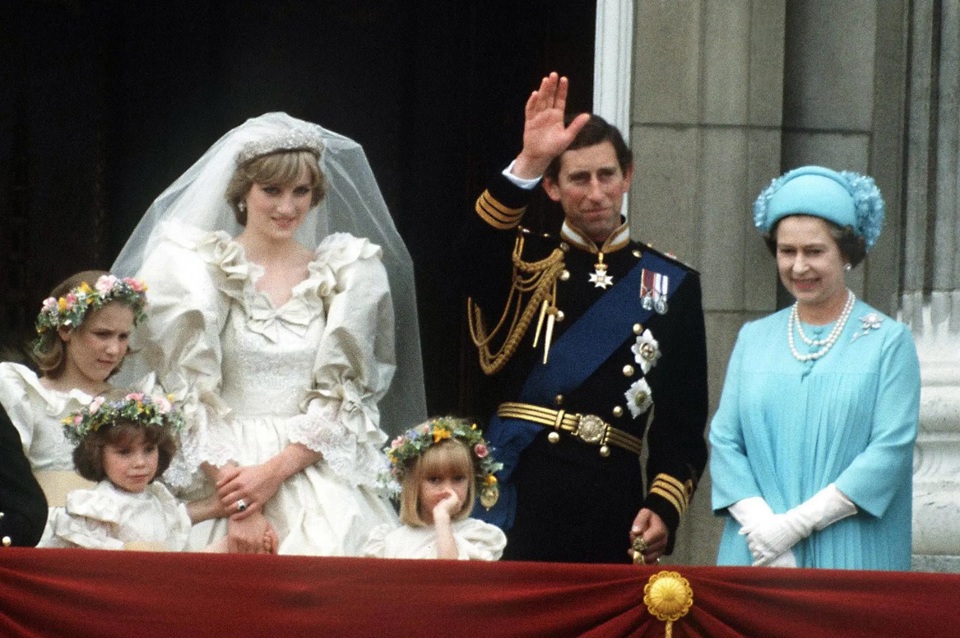 Năm 1981: Th&aacute;i tử Charles v&agrave; Diana, C&ocirc;ng nương xứ Wales, vẫy tay tr&ecirc;n ban c&ocirc;ng của Cung điện Buckingham trong ng&agrave;y cưới.