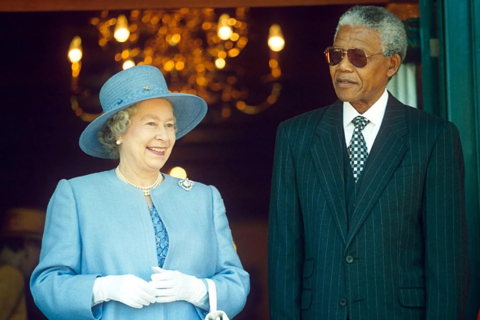 Năm 1995: Nữ ho&agrave;ng Elizabeth II v&agrave; Nelson Mandela ở Nam Phi