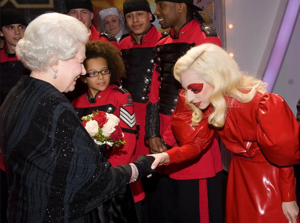 2009: Nữ ho&agrave;ng Elizabeth II bắt tay Lady Gaga sau buổi biểu diễn Royal Variety ở Blackpool