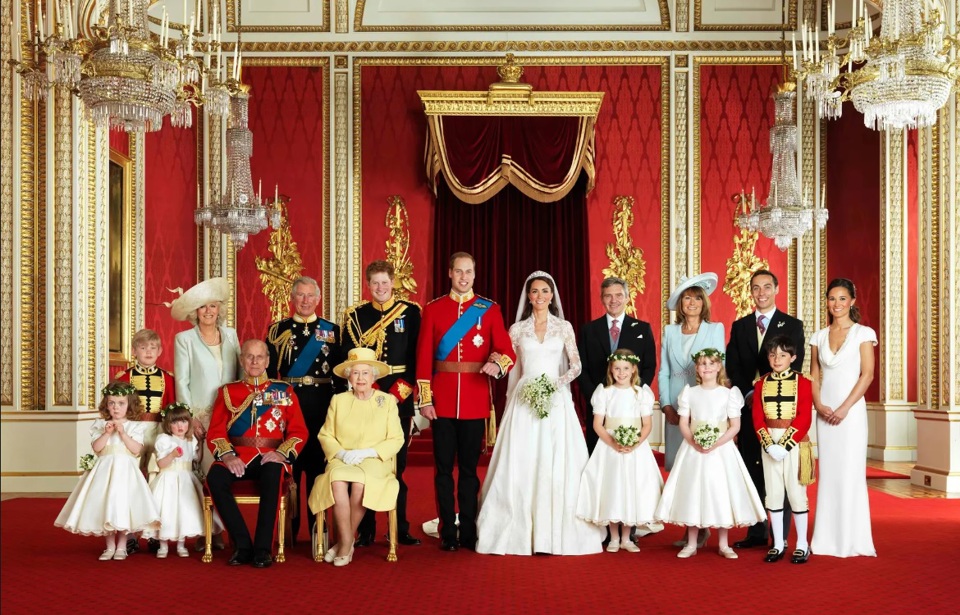 2011: Ho&agrave;ng tử William v&agrave; Catherine, Nữ c&ocirc;ng tước xứ Cambridge, chụp ảnh ch&iacute;nh thức với gia đ&igrave;nh v&agrave;o ng&agrave;y cưới của họ, trong ph&ograve;ng ngai v&agrave;ng ở Cung điện Buckingham.&nbsp;