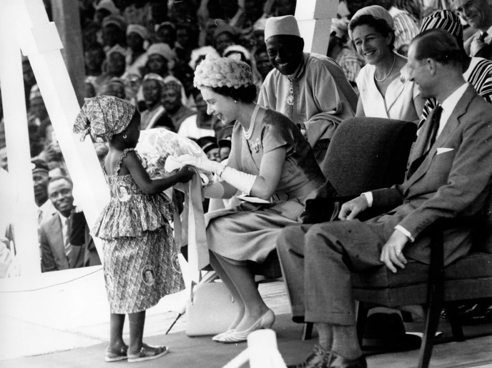 Năm 1961: Elizabeth nhận được một b&oacute; hoa từ một b&eacute; g&aacute;i trong chuyến thăm ho&agrave;ng gia Sierra Leone