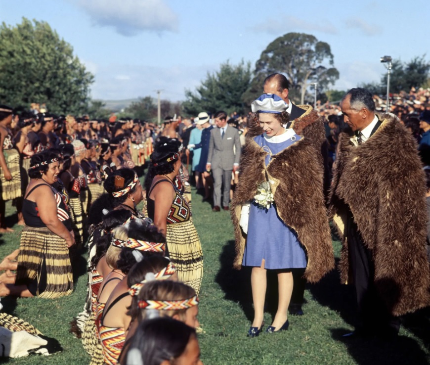 1970: Nữ ho&agrave;ng Elizabeth II mặc chiếc &aacute;o cho&agrave;ng l&ocirc;ng kiwi khi đến thăm cộng đồng người Maori ở Gisborne, New Zealand