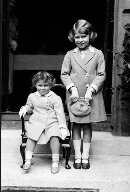 Năm 1933: C&ocirc;ng ch&uacute;a Margaret, 2 tuổi chụp ảnh c&ugrave;ng chị g&aacute;i Elizabeth 7 tuổi