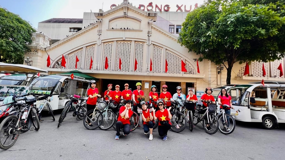 Du kh&aacute;ch trải nghiệm tour đạp xe với điểm đến chợ Đồng Xu&acirc;n - c&ocirc;ng tr&igrave;nh x&acirc;y dựng từ năm 1889 dưới thời nh&agrave; Nguyễn.