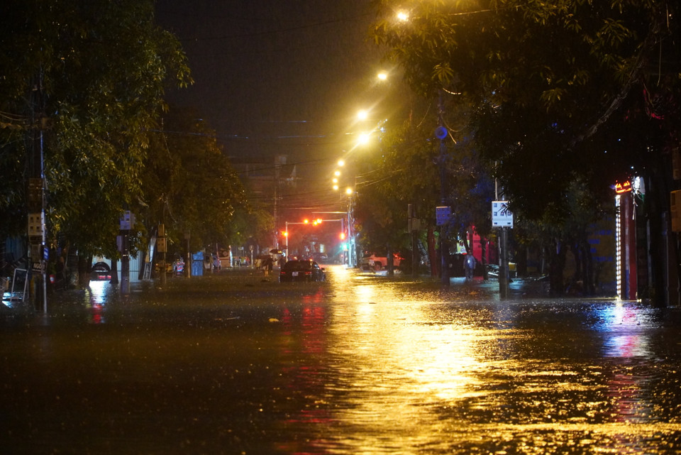 Nước ngập tr&ecirc;n tuyến đường Nguyễn Du, TP H&agrave; Tĩnh ng&agrave;y 9/9. Ảnh: Thiện Lương