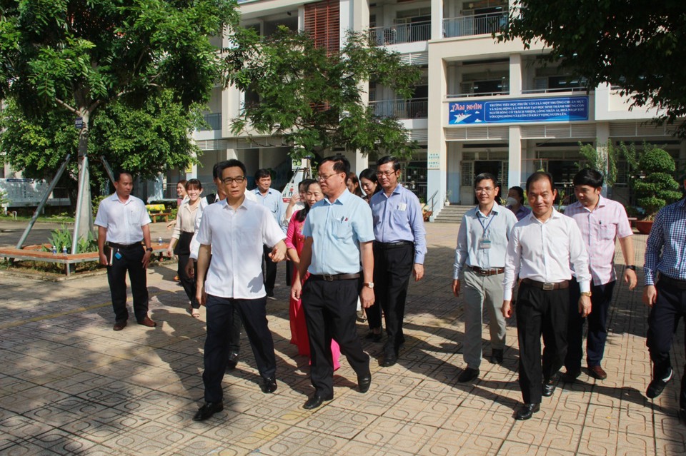 Ph&oacute; Thủ tướng đến thăm trường Tiểu học Phước T&acirc;n 2 tại phường Phước T&acirc;n (TP Bi&ecirc;n H&ograve;a) ng&agrave;y 9/9/2022.