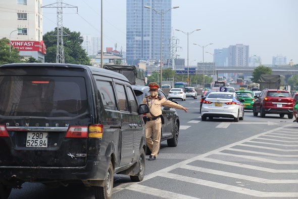 Đội CSGT số 6 (Công an TP Hà Nội) xử lý những tài xế có hành vi đi vào làn đường dừng khẩn cấp trên đường Vành đai 3.