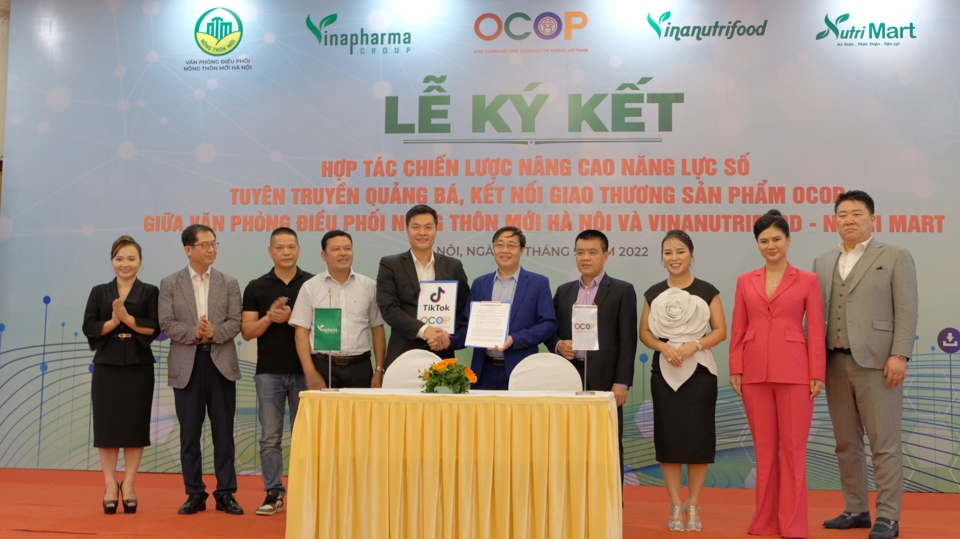 Đại diện Văn phòng Điều phối nông thôn mới Hà Nội và Vinanutrifood ký kết biên bản hợp tác chiều 9/9.