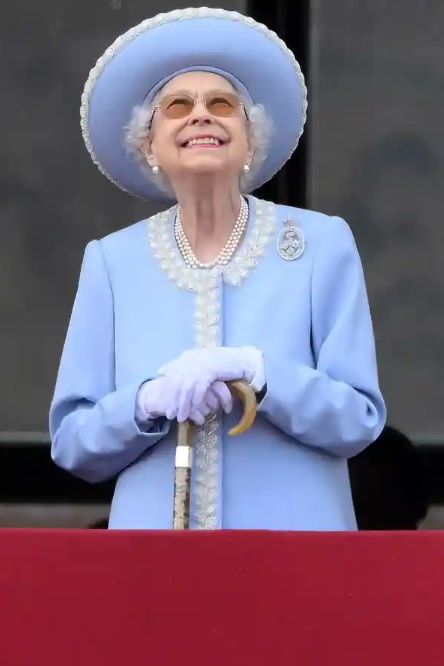 Nữ ho&agrave;ng Elizabeth từ ban c&ocirc;ng Cung điện Buckingham, trong khi theo d&otilde;i cuộc diễu h&agrave;nh mừng sinh nhật. Ảnh: The Guardian