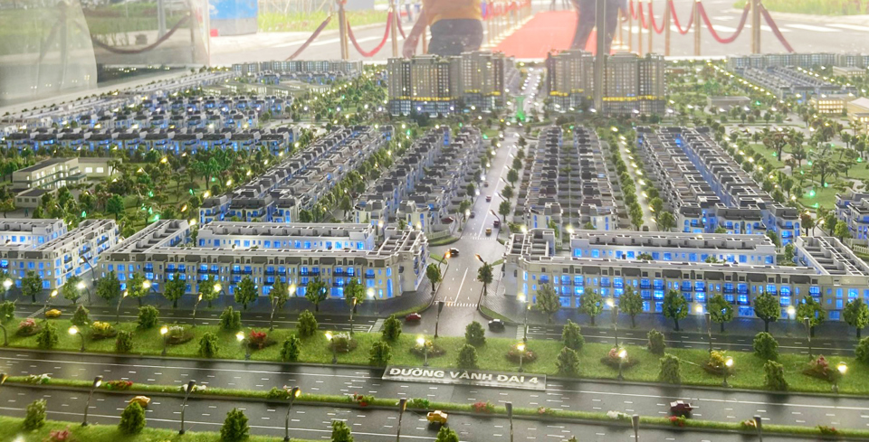Sa bàn quy hoạch một dự án xây dựng khu đô thị dọc tuyến đường Vành đai 4 tại huyện Mê Linh. Ảnh: Phạm Hùng