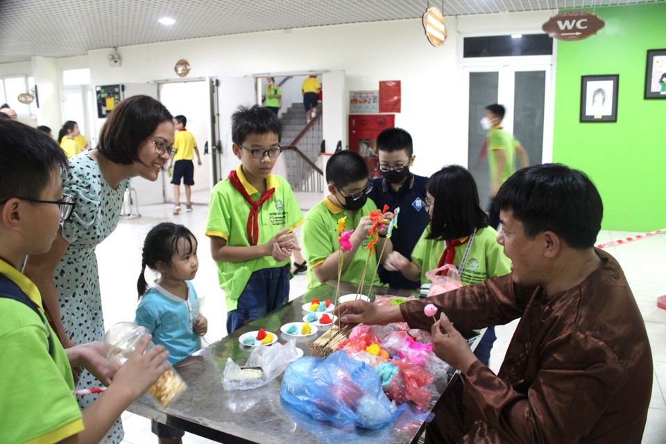 Những trò chơi truyền thống xuất hiện tại Lễ hội Trung thu trường THCS Thanh Xuân