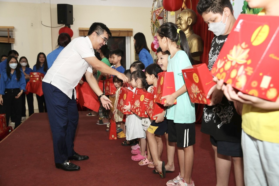 Chủ tịch UBND quận Thanh Xu&acirc;n V&otilde; Đăng Dũng trao qu&agrave; cho trẻ em phường Nh&acirc;n Ch&iacute;nh