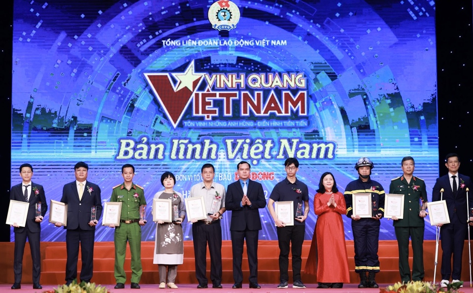 Vinh danh những tập thể xuất sắc tại chương tr&igrave;nh Vinh Quang Việt Nam