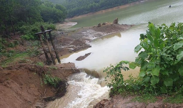 Cống xả nước đập Khe Xai ở x&atilde; Hương Minh bị sạt lở nghi&ecirc;m trọng do mưa lớn