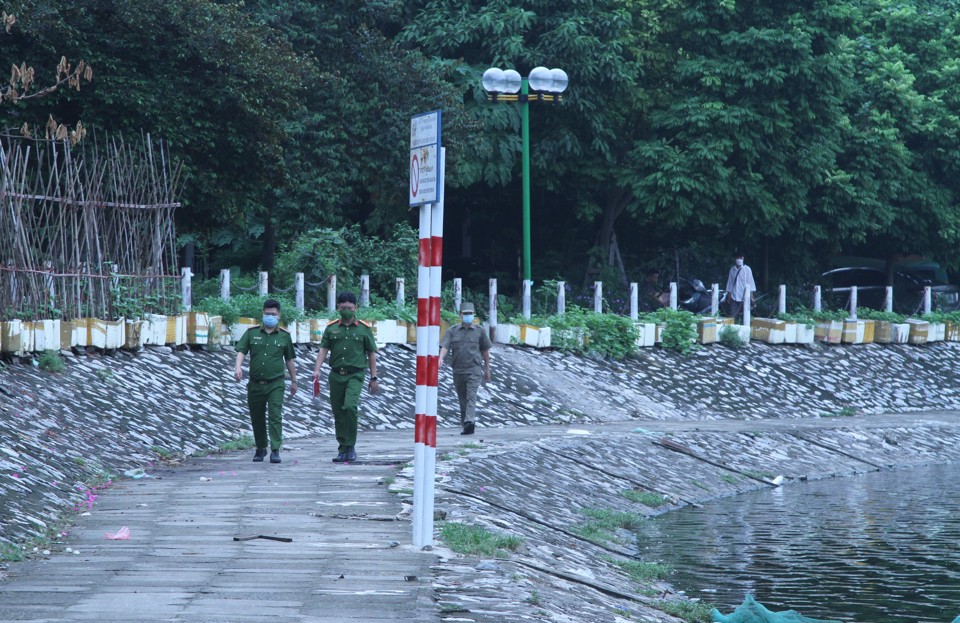 Lực lượng chức năng phường Định C&ocirc;ng tuần tra, kiểm tra quanh hồ Đầm S&ograve;i.