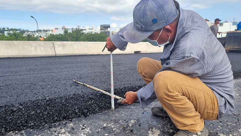 Đơn vị gi&aacute;m s&aacute;t đang kiểm tra độ d&agrave;y của thảm nhựa.&nbsp;