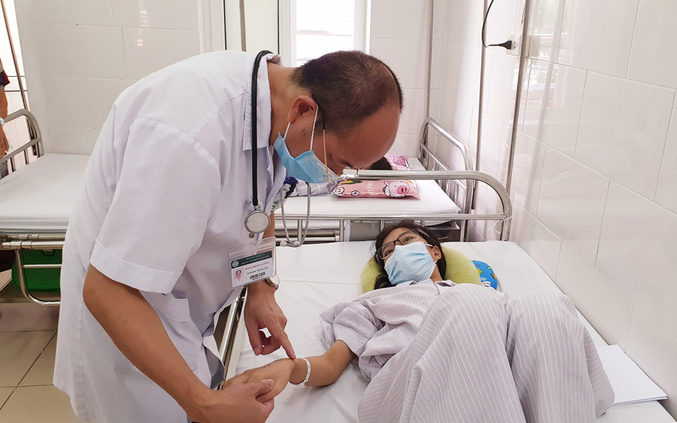 Điều trị cho bệnh nhân sốt xuất huyết tại Bệnh viện Bạch Mai. Ảnh: Mai Thanh