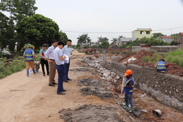 Chủ tịch UBND huyện Ph&uacute; Xuy&ecirc;n Nguyễn Xu&acirc;n Thanh kiểm tra tiến độ thi c&ocirc;ng c&aacute;c dự &aacute;n