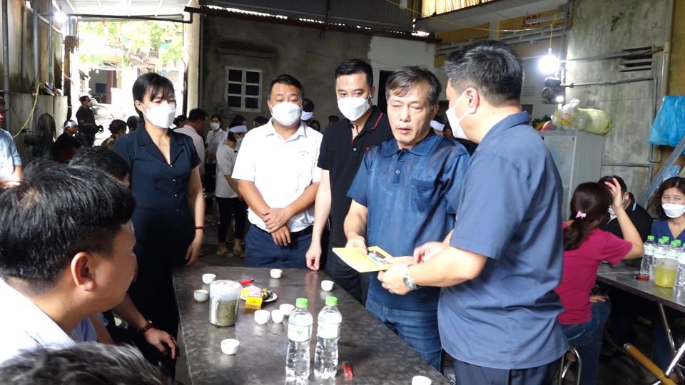 Lãnh đạo huyện Thanh Oai thăm hỏi, hỗ trợ gia đình nạn nhân trong vụ cháy. Ảnh Ánh Ngọc