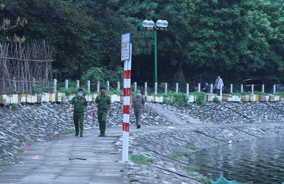 Lực lượng chức năng phường Định Công tuần tra, kiểm tra quanh hồ Đầm Sòi. Ảnh Vân Nhi