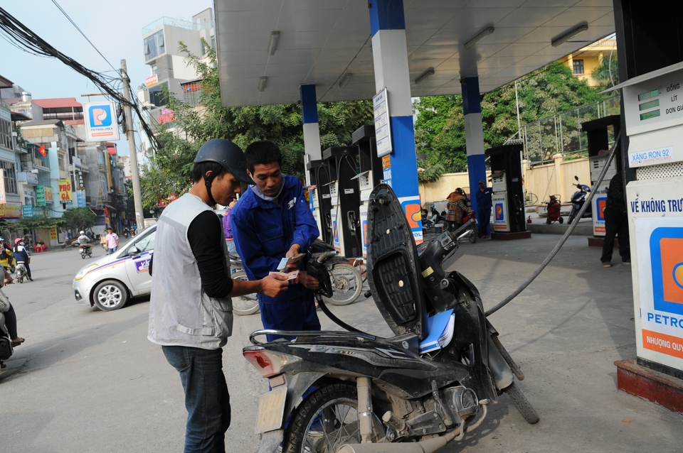 Người tiêu dùng mua xăng trên phố Hoàng Cầu. Ảnh: Thanh Hải