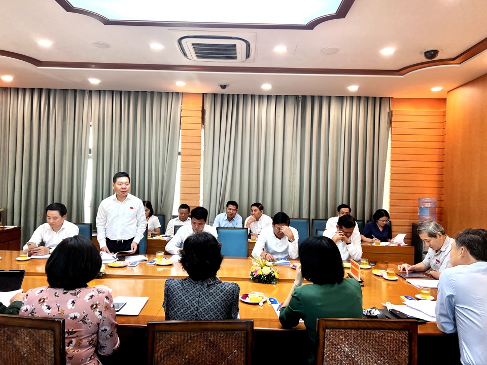 Chủ tịch UBND huyện Quốc Oai Nguyễn Trường Sơn ph&aacute;t biểu &yacute; kiến tại thảo luận tổ.
